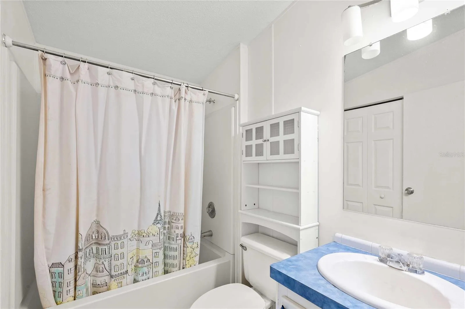 Guest bathroom.