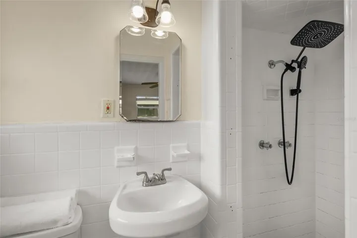 Master Bath w/t walkin shower