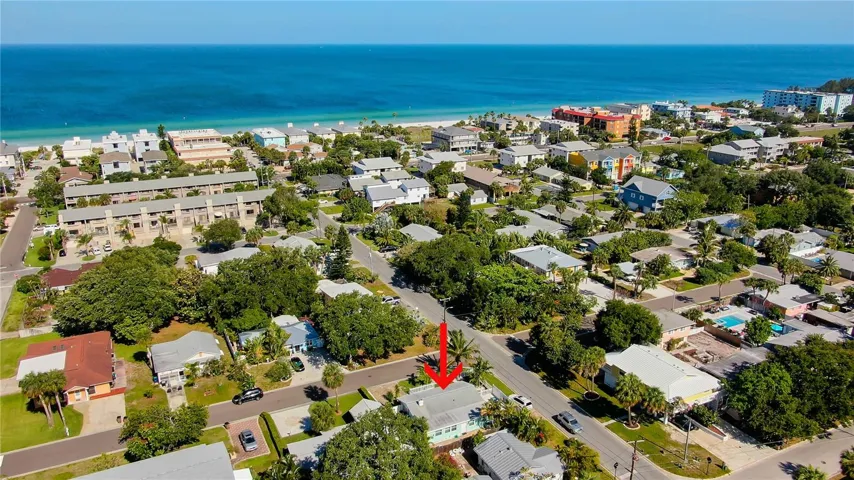 LOCAL & BEACHY RESTAURANTS AND SHOPS RIGHT AT YOUR FINGERTIPS!