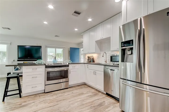 SPACIOUS KITCHEN