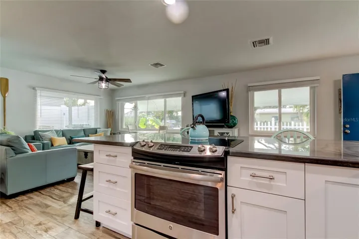 BEAUTIFULLY APPOINTED KITCHEN!