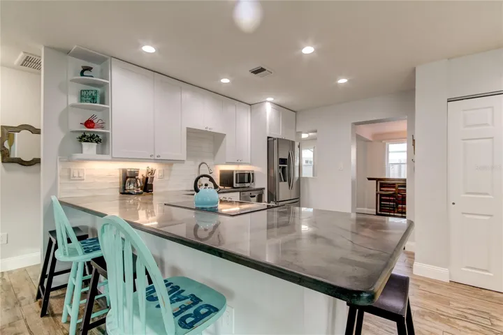 BEAUTIFULLY APPOINTED KITCHEN!