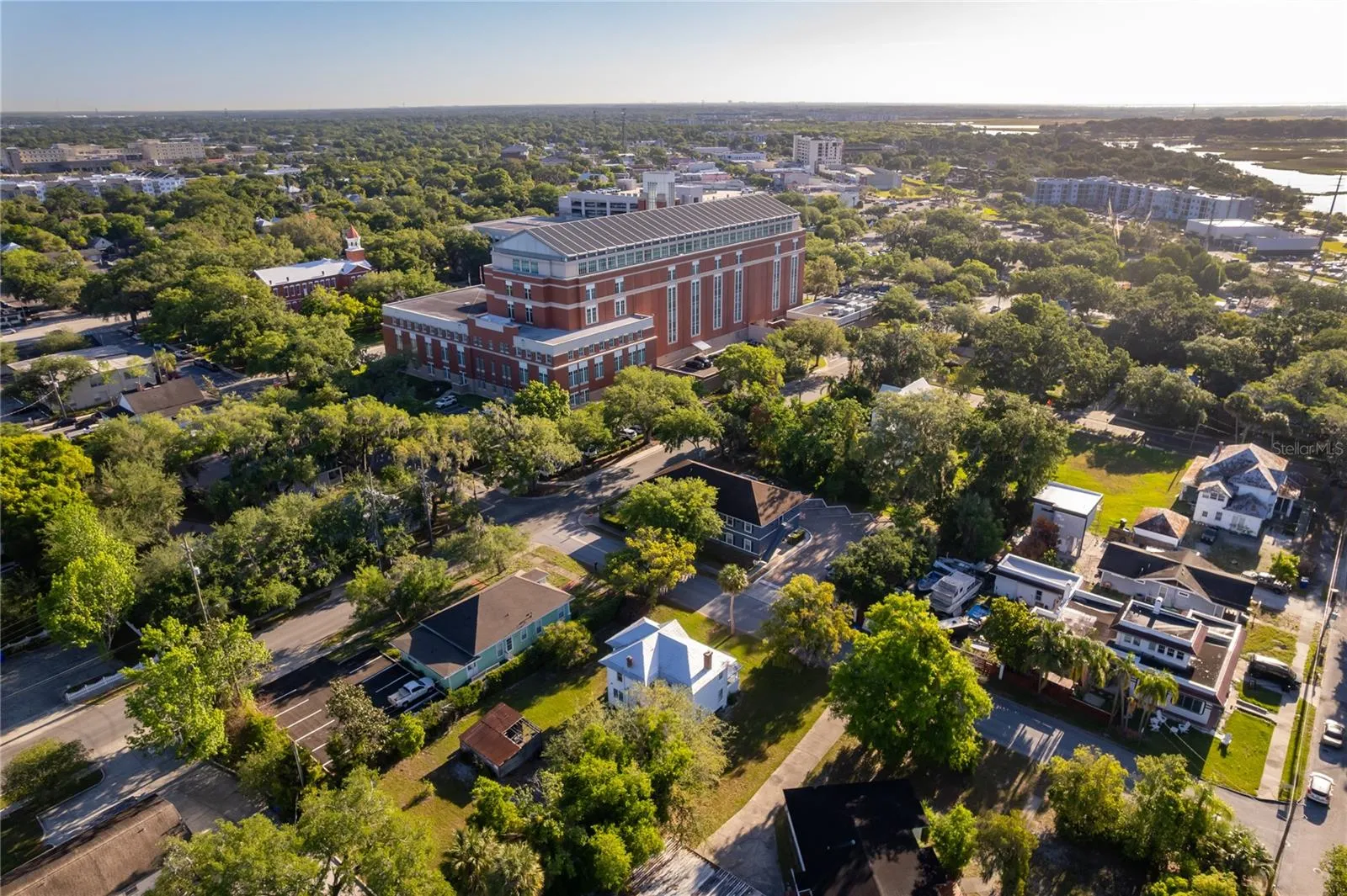 Close proximity to County Courthouse