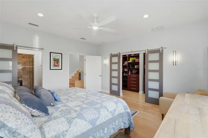 walk-in-closet huge