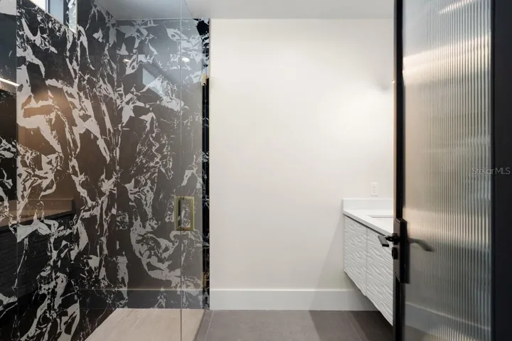 3rd Floor Ensuite Bath#4