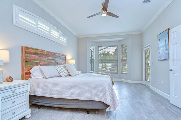 Bay windows and lanai access.