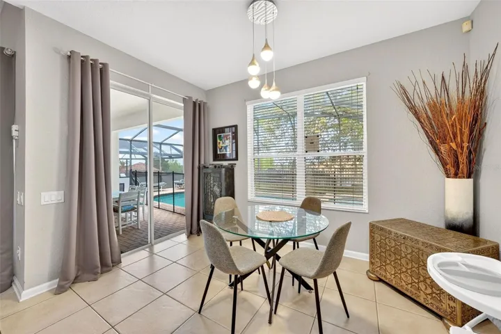 Nook_table_area_with_slider_to_covered_lanai_and_screened_poolspa