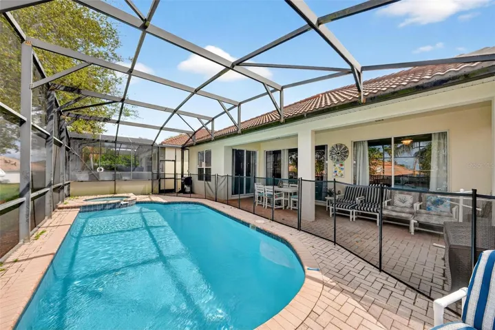 Pool_with_safety_fence