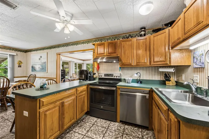 The kitchen with handy breakfast bar