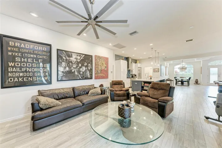 Living & Kitchen