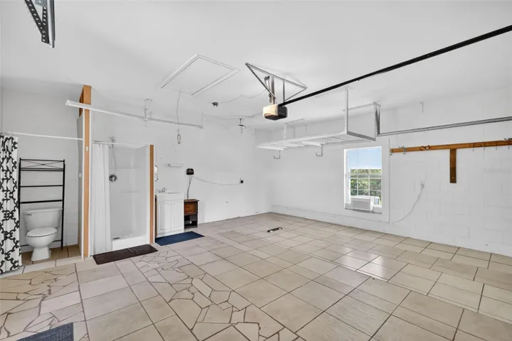 Air Conditioned Garage with Full Bathroom