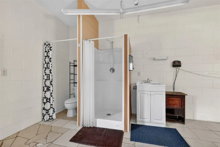 Air Conditioned Garage with Full Bathroom