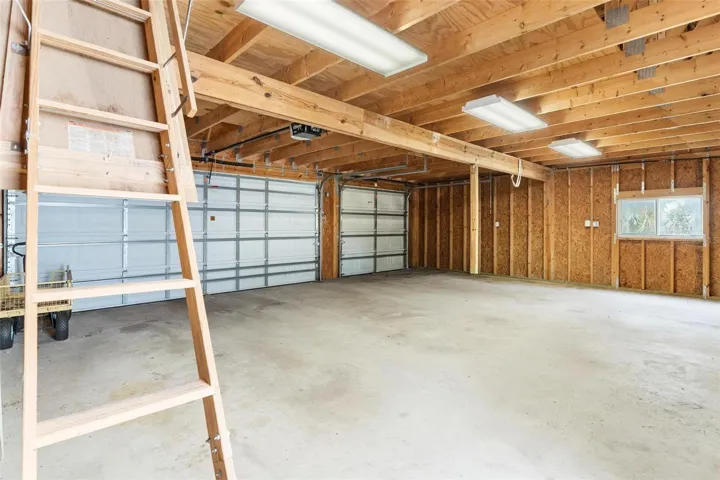 Detached Garage w Loft storage