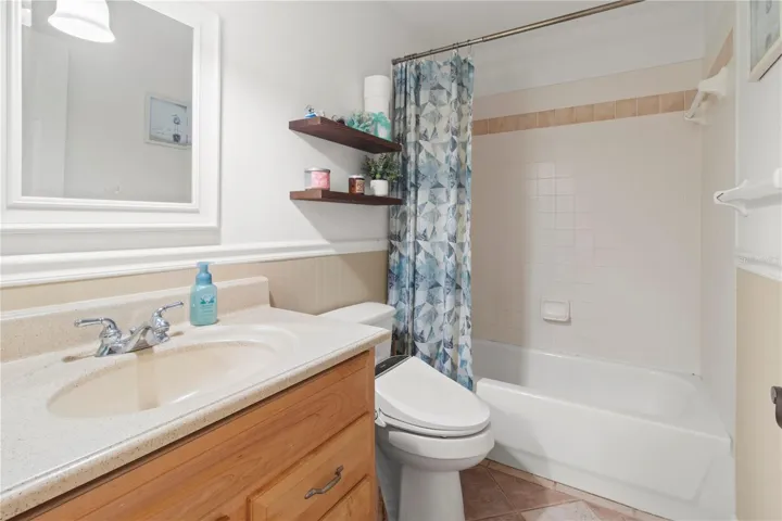 Hall Full Bath w/Tub Shower