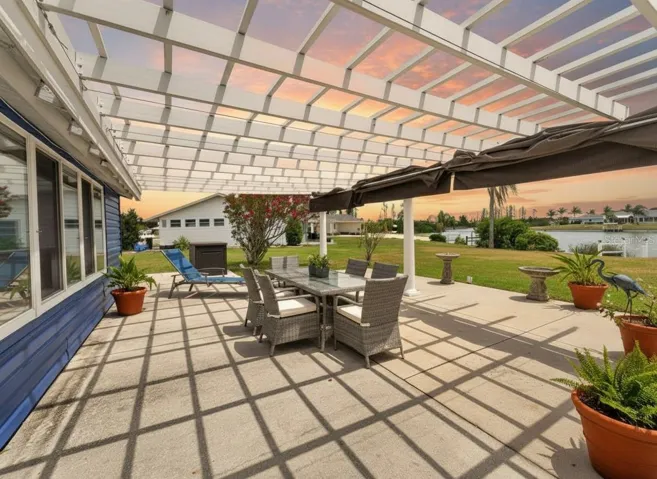 This photo includes virtual furnishings.