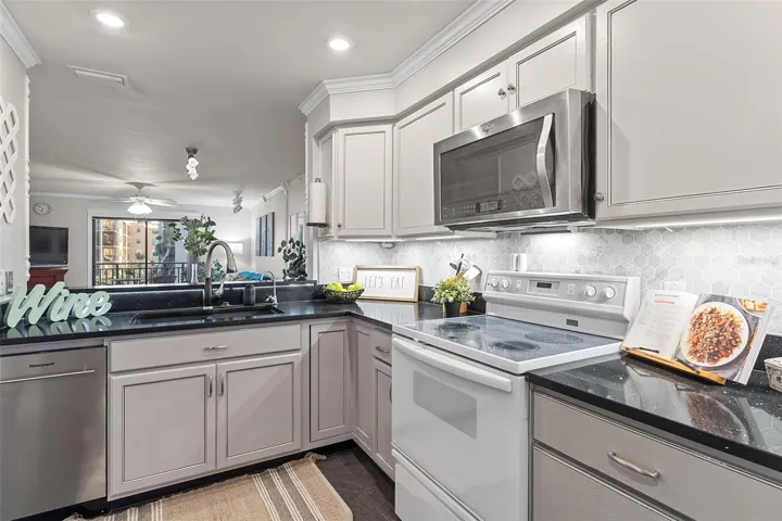 Newer dishwasher) Spacious kitchen