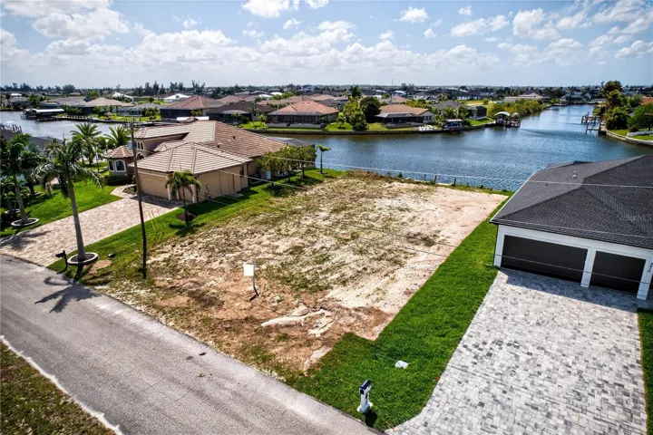 RARE OPPORTUNITY! LONG CANAL + INTERSECTING CANAL VIEWS on the desirable HORSESHOE CANAL with over 160’ of water frontage view and an EXPANSIVE INTERSECTING CANAL perspective exceeding 250’ ft, creating a TRULY UNIQUE and ELEVATED WATERFRONT SETTING RARELY AVAILABLE IN Cape Coral PARADISE :)