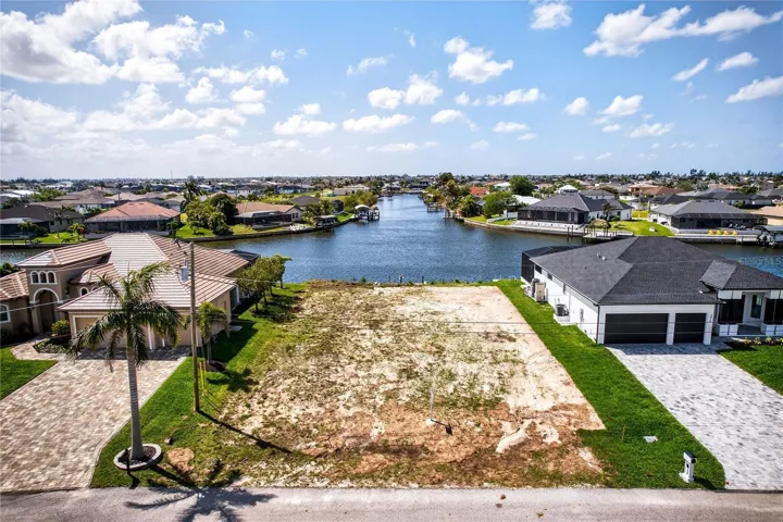 RARE OPPORTUNITY! LONG CANAL + INTERSECTING CANAL VIEWS on the desirable HORSESHOE CANAL with over 160’ of water frontage view and an EXPANSIVE INTERSECTING CANAL perspective exceeding 250’ ft, creating a TRULY UNIQUE and ELEVATED WATERFRONT SETTING RARELY AVAILABLE IN Cape Coral PARADISE :)