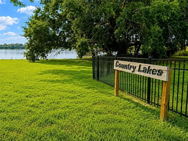 Country Lakes Community Amenities including boat launch, pavilion, and pickleball courts.