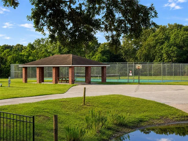 Country Lakes Community Amenities including boat launch, pavilion, and pickleball courts.