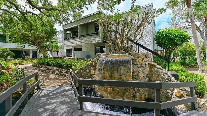 Beautiful walkways in Bahia Vista