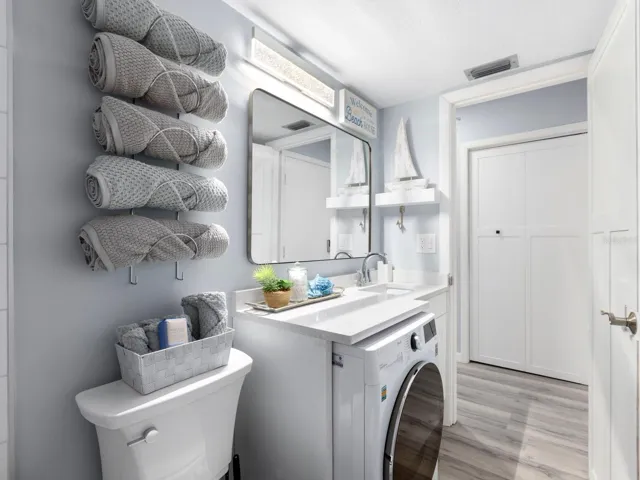 Full bath with washer/dryer combo