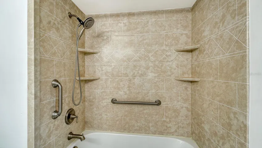 Guest Bathroom with Tub/Shower Combo