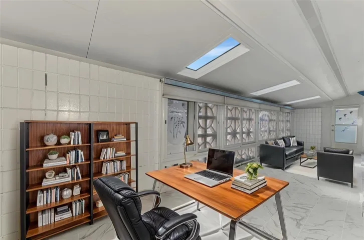 Virtually staged-Florida Room