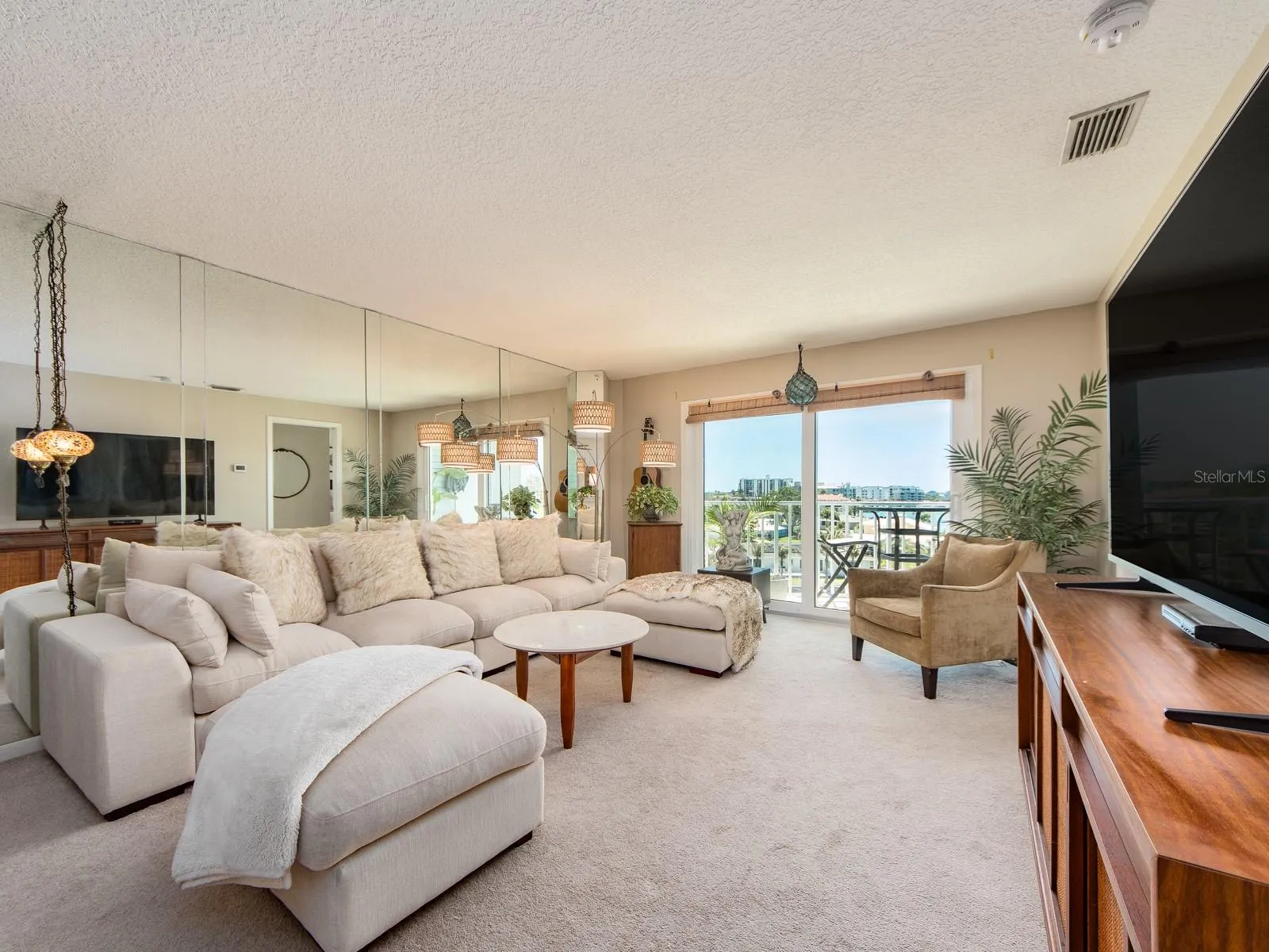 Beautifully Maintained Living!