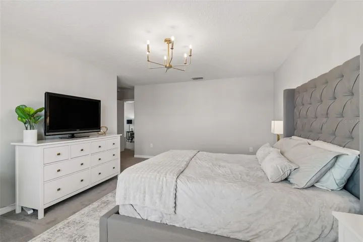 King size bed fits easy