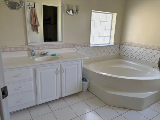 Master Bathroom in 14500 Tub side