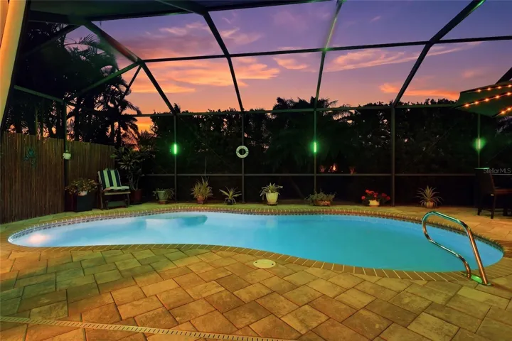 Enhanced to Showcase pool / lanai lighting