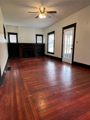 Livingroom with fireplace