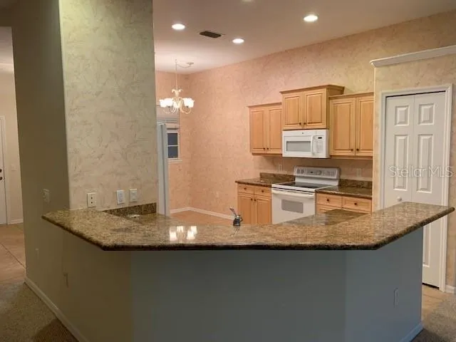 Eat IN KITCHEN andBreakfast bar seats 6