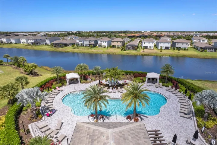 A Tropical Setting in beautiful Lakewood Ranch