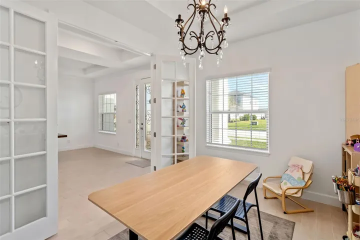 Work in peace with so much natural light in your Flex Room