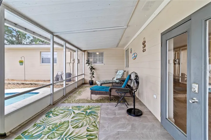 Screened porch off the bonus room