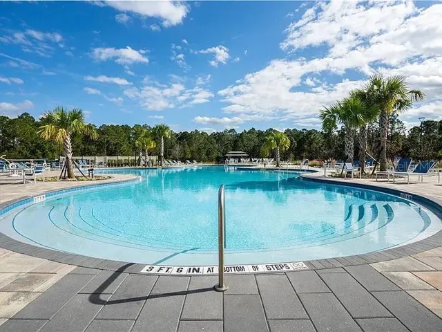 Pool with splash pad