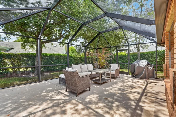 923_Club_house_Blvd_Patio