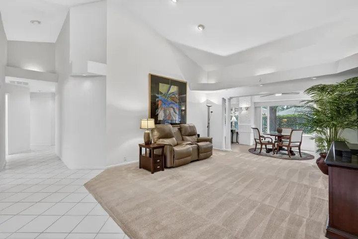 923_Club_house_Blvd_Living1