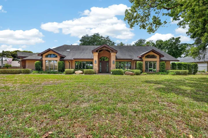 923_Club_house_Blvd_Front