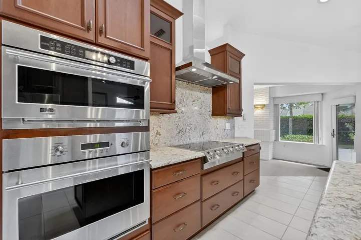 923_Club_house_Blvd_Kitch2