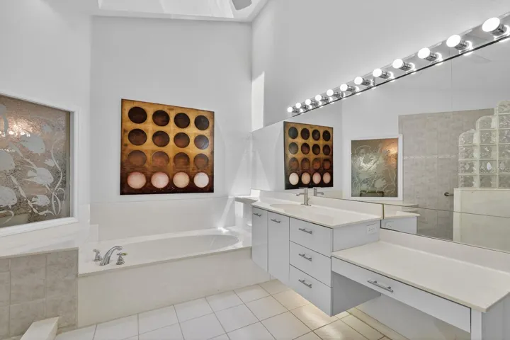 923_Club_house_Blvd_MasterBath2