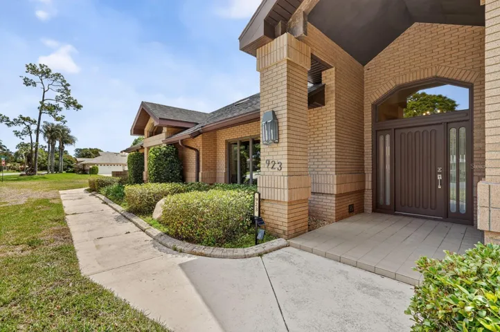 923_Club_house_Blvd_FrontDoor