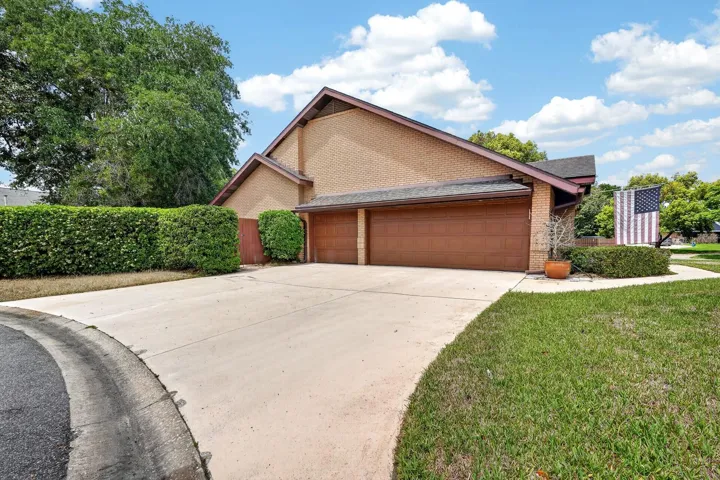923_Club_house_Blvd_Drive
