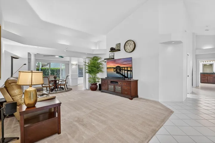 923_Club_house_Blvd_Living