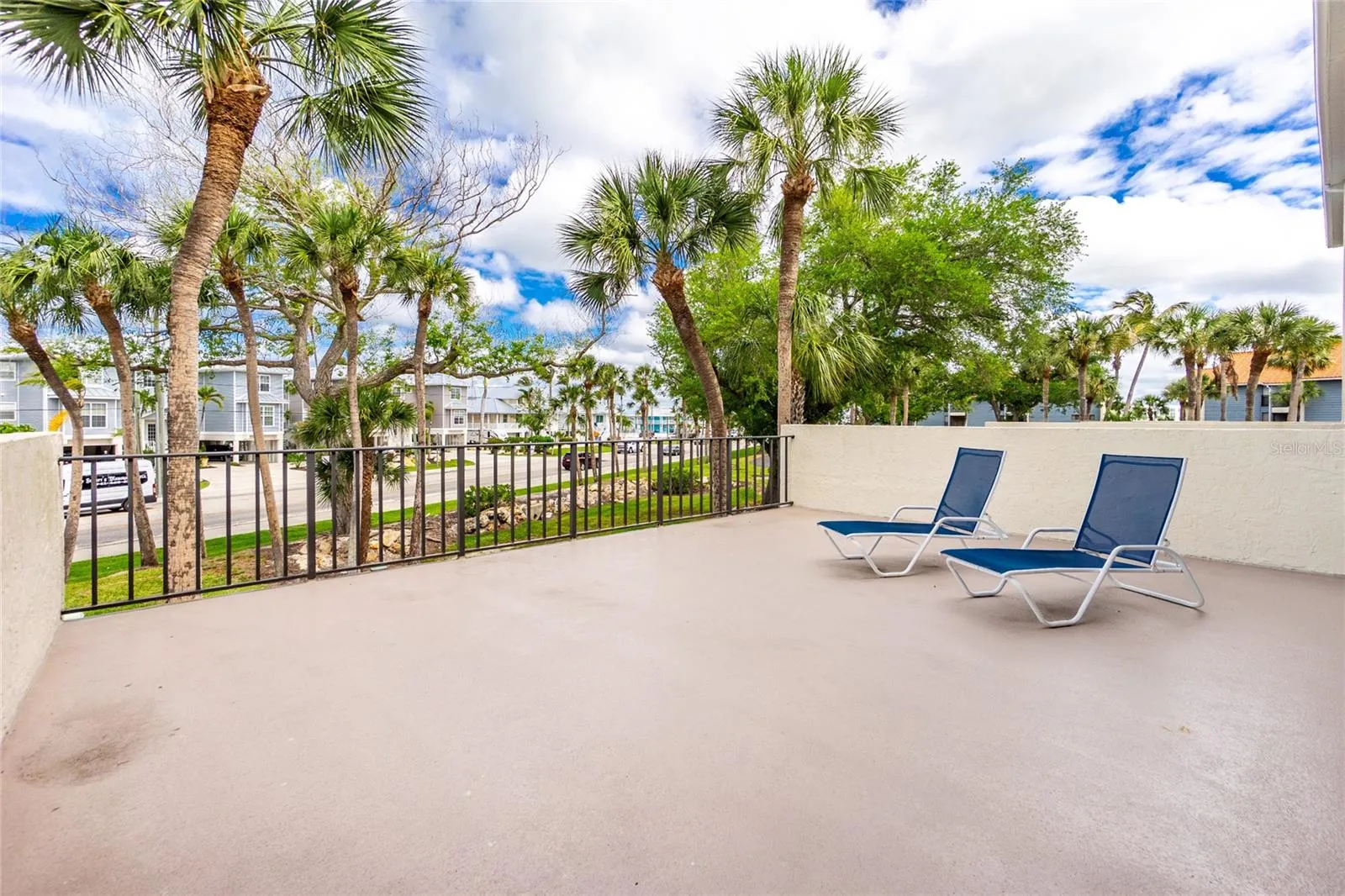 Huge Open Sundeck