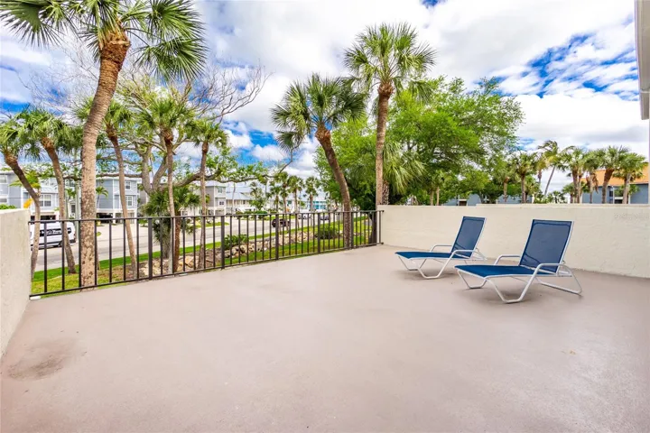 Huge Open Sundeck