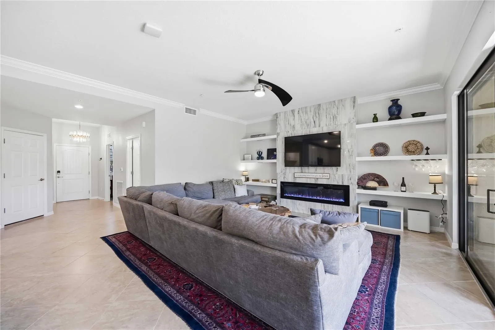 Living room with Fireplace