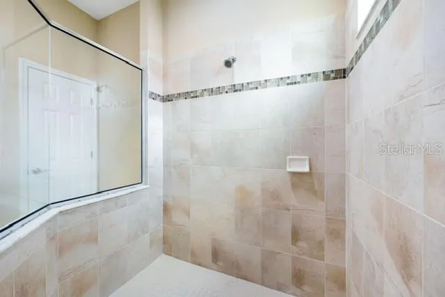 Main bathroom shower